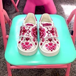 White and Pink Dolce & Gabbana (Maiolica Fucsia) theme